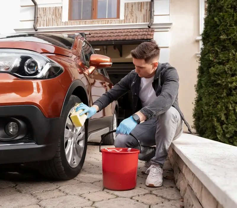 Lavage auto à domicile Montcabrier : professionnel intervenant sur un véhicule
